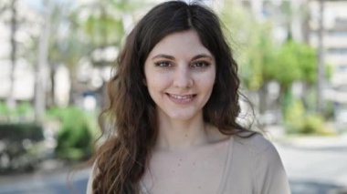 Sokakta kendine güvenen güzel İspanyol bir kadın.