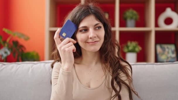 Ung Vacker Latinamerikansk Kvinna Med Kreditkort Sitter Soffan Hemma — Stockvideo