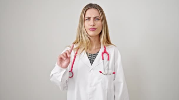 Jeune Femme Blonde Médecin Debout Avec Une Expression Sérieuse Disant — Video