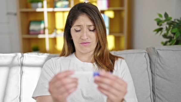 若いですブロンド女性保持妊娠テスト見て動揺ホーム — ストック動画