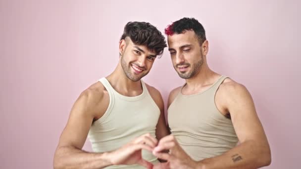 Erkek Birbirlerine Sarılıp Pembe Arka Planda Kalp Hareketi Yapıyorlar — Stok video