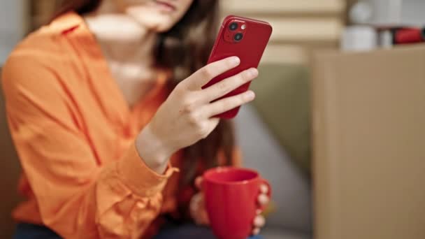 Joven Hermosa Mujer Hispana Usando Smartphone Bebiendo Café Sonriendo Casa — Vídeos de Stock
