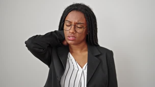 Mujer Afroamericana Trabajadora Negocios Sufriendo Dolor Cervical Sobre Fondo Blanco — Vídeos de Stock