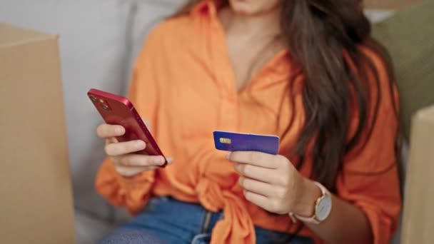 Ung Vacker Latinamerikansk Kvinna Shopping Med Smartphone Och Kreditkort Sitter — Stockvideo