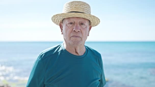 Sénior Turista Cabelos Grisalhos Usando Chapéu Verão Sorrindo Beira Mar — Vídeo de Stock