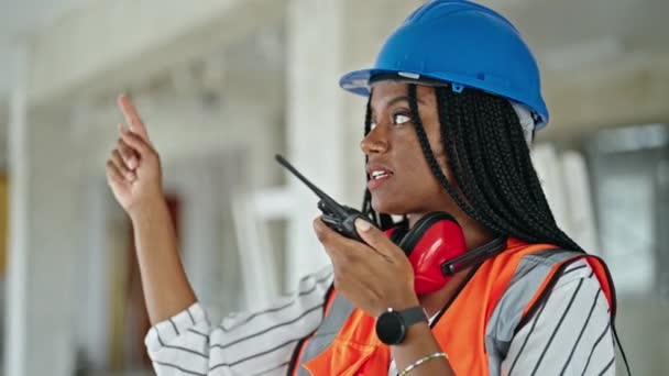 Mujer Afroamericana Constructora Pie Con Expresión Relajada Hablando Por Walkie — Vídeo de stock