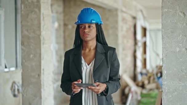 Afrikansk Amerikansk Kvinnlig Arkitekt Använder Pekplatta Promenader Byggarbetsplatsen — Stockvideo