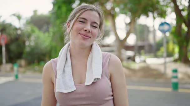 Joven Mujer Rubia Sonriendo Confiada Usando Ropa Deportiva Calle — Vídeos de Stock