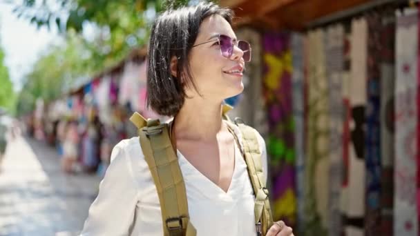 Junge Schöne Hispanische Touristin Lächelt Selbstbewusst Rucksack Auf Dem Wochenmarkt — Stockvideo