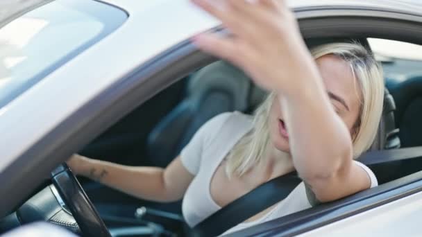 Jovem Bela Mulher Hispânica Estressada Dirigindo Carro Gritando Rua — Vídeo de Stock