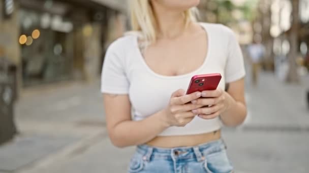 Genç Güzel Spanyol Kadın Akıllı Telefon Kullanıyor Sokakta Ciddi Bir — Stok video