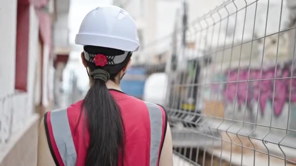 Junge Schöne Hispanische Bauarbeiterin Lächelt Selbstbewusst Und Steht Mit Verschränkten — Stockvideo