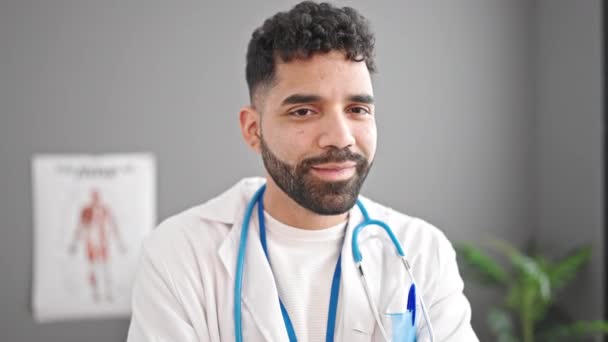 Mladý Hispánec Muž Lékař Usmívá Sebevědomě Stojí Klinice — Stock video