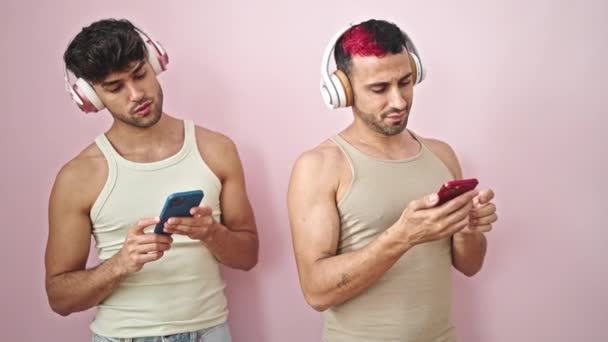 Двоє Чоловіків Пара Слухає Музику Танцює Разом Над Ізольованим Рожевим — стокове відео