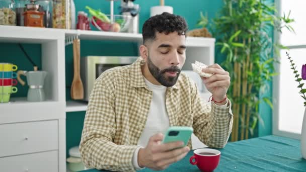 Joven Hispano Usando Smartphone Desayunando Comedor — Vídeos de Stock
