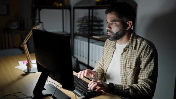 Hombre Hispano Joven Trabajador Negocios Usando Computadora Mirando Reloj Oficina — Vídeo de stock