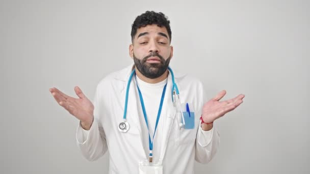 Ung Latinamerikansk Man Läkare Står Aningslös Över Isolerad Vit Bakgrund — Stockvideo