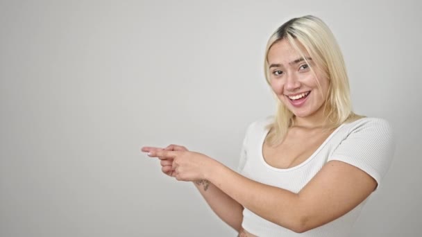 Jong Mooi Latino Vrouw Glimlachen Zelfverzekerd Wijzend Met Vingers Naar — Stockvideo