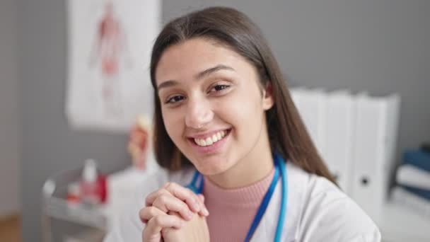 Tânără Frumoasă Femeie Hispanică Doctor Zâmbind Încrezător Stând Masă Clinică — Videoclip de stoc