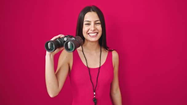 Jovem Bela Mulher Hispânica Salva Vidas Sorrindo Confiante Segurando Binóculos — Vídeo de Stock