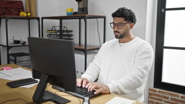 アフリカ系アメリカ人男性ビジネスワーカー オフィスで勝者表現とコンピュータを使用して — ストック動画