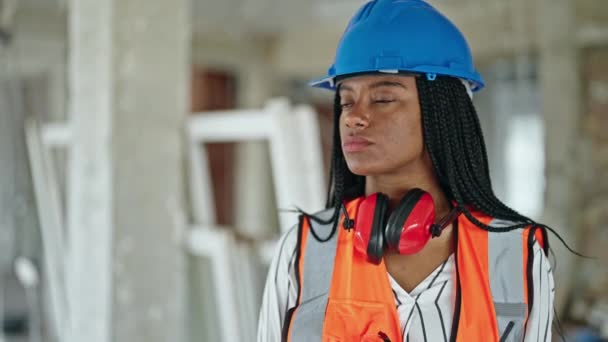 Afrikansk Amerikansk Kvinna Byggmästare Står Med Avslappnad Uttryck Byggarbetsplatsen — Stockvideo