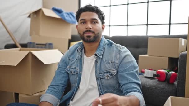 Africano Americano Homem Sorrindo Confiante Segurando Novas Chaves Casa Nova — Vídeo de Stock