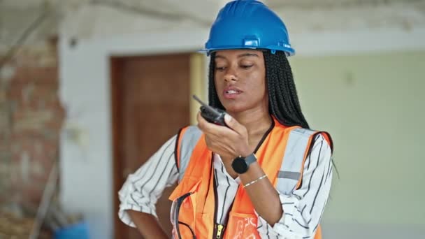 Mujer Afroamericana Constructora Pie Con Expresión Relajada Hablando Por Walkie — Vídeo de stock