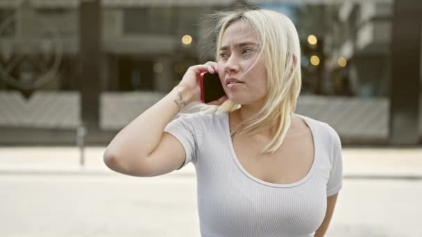 Ung Vacker Latinamerikansk Kvinna Talar Smartphone Med Allvarliga Uttryck Gatan — Stockvideo