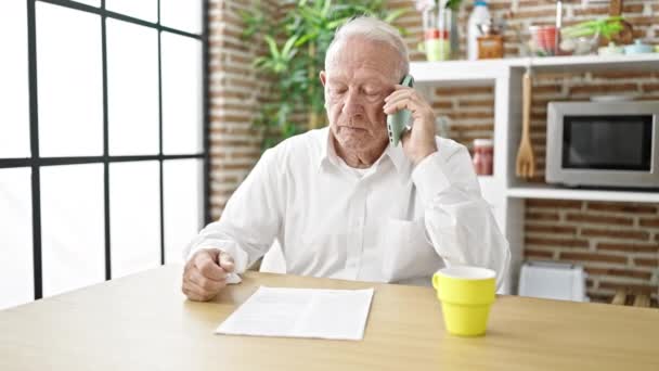 Senior Hombre Pelo Gris Enojado Discutiendo Teléfono Inteligente Sentado Mesa — Vídeos de Stock