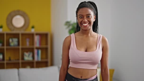 Αφροαμερικανή Γυναίκα Χαμογελά Αυτοπεποίθηση Χρησιμοποιώντας Dumbbell Κατάρτισης Στο Σπίτι — Αρχείο Βίντεο