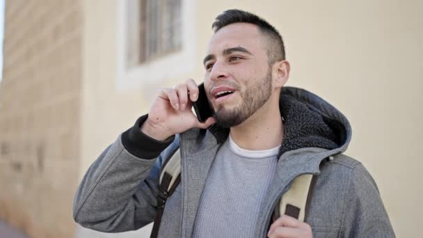 Hombre Hispano Hablando Por Teléfono Calle — Vídeos de Stock