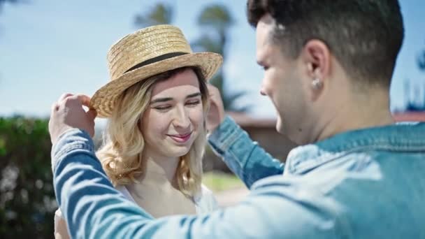 Homem Mulher Casal Sorrindo Confiante Vestindo Chapéu Verão Rua — Vídeo de Stock