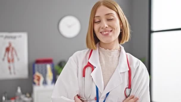 Dokter Muda Pirang Tersenyum Dengan Percaya Diri Berdiri Dengan Tangan — Stok Video