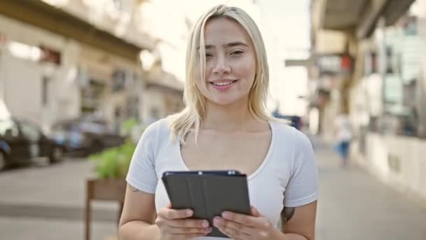 Jovem Bela Mulher Hispânica Sorrindo Confiante Usando Touchpad Rua — Vídeo de Stock