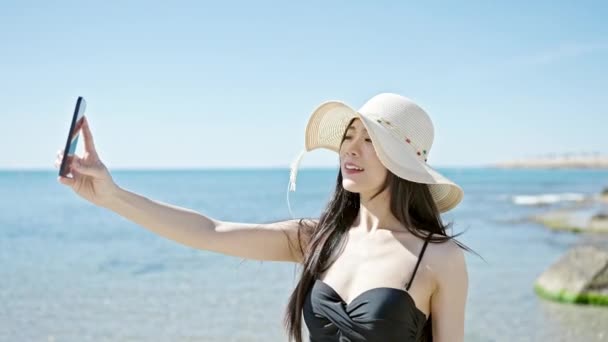 Junge Chinesische Touristin Badeanzug Macht Selfie Mit Dem Smartphone Meer — Stockvideo