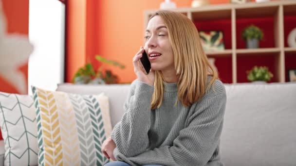 Ung Blond Kvinna Pratar Smartphone Sitter Soffan Hemma — Stockvideo