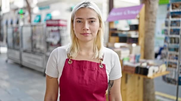 앞치마를 가게에서 몸짓을 아름다운 스페인 — 비디오