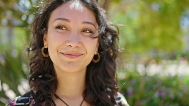 Parkta kendine güvenen güzel, İspanyol bir kadın.