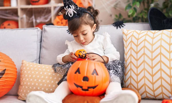 Adorable Chica Hispana Con Disfraz Halloween Sosteniendo Caramelos Canasta Calabaza —  Fotos de Stock