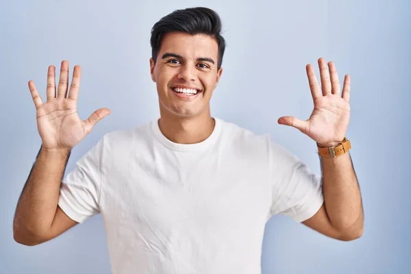 Hispánec Stojící Nad Modrým Pozadím Ukazující Ukazující Prsty Číslo Deset — Stock fotografie