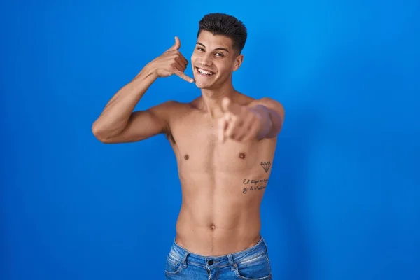 Jovem Hispânico Sem Camisa Sobre Fundo Azul Sorrindo Fazendo Falar — Fotografia de Stock
