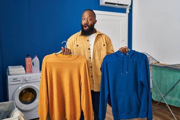 Afro Amerikalı Bir Adam Çamaşırhanedeki Askılarda Temiz Giysiler Tutuyor Şok — Stok fotoğraf