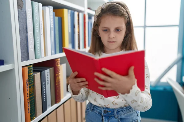 Bedårande Blond Flicka Student Läsa Bok Klassrummet — Stockfoto