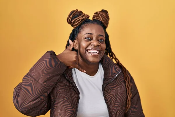 Africká Žena Vlasy Spletenými Copu Stojící Nad Žlutým Pozadím Usmívající — Stock fotografie