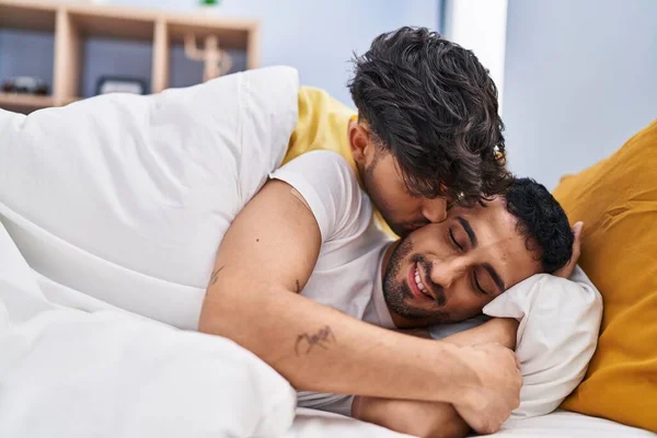 Erkek Yatak Odasında Birbirlerine Sarılıyorlar — Stok fotoğraf