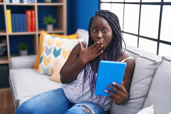 Junge Afrikanerin Sitzt Mit Touchpad Auf Dem Sofa Und Bedeckt — Stockfoto