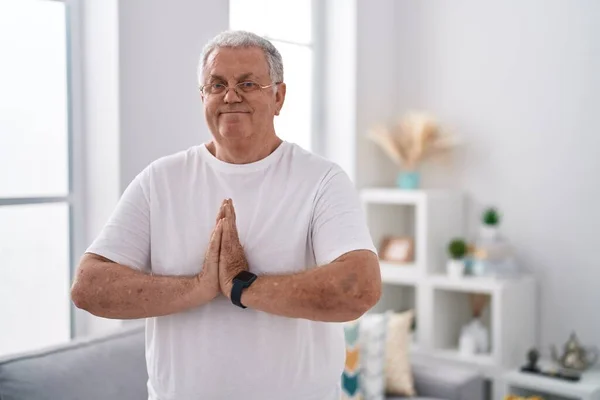 中年白发男人微笑着 自信地在家里练习瑜伽 — 图库照片