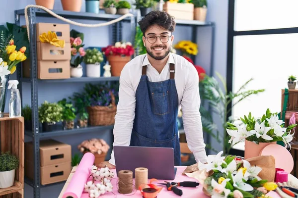 Young Hispanic Man Florist Smiling Confident Using Laptop Florist Shop — Stock Photo, Image
