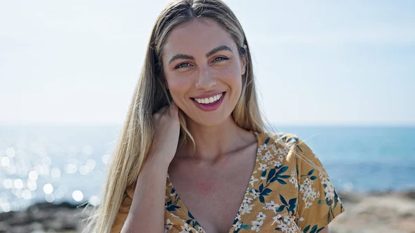 Young Blonde Woman Smiling Confident Standing Seaside — Stock fotografie